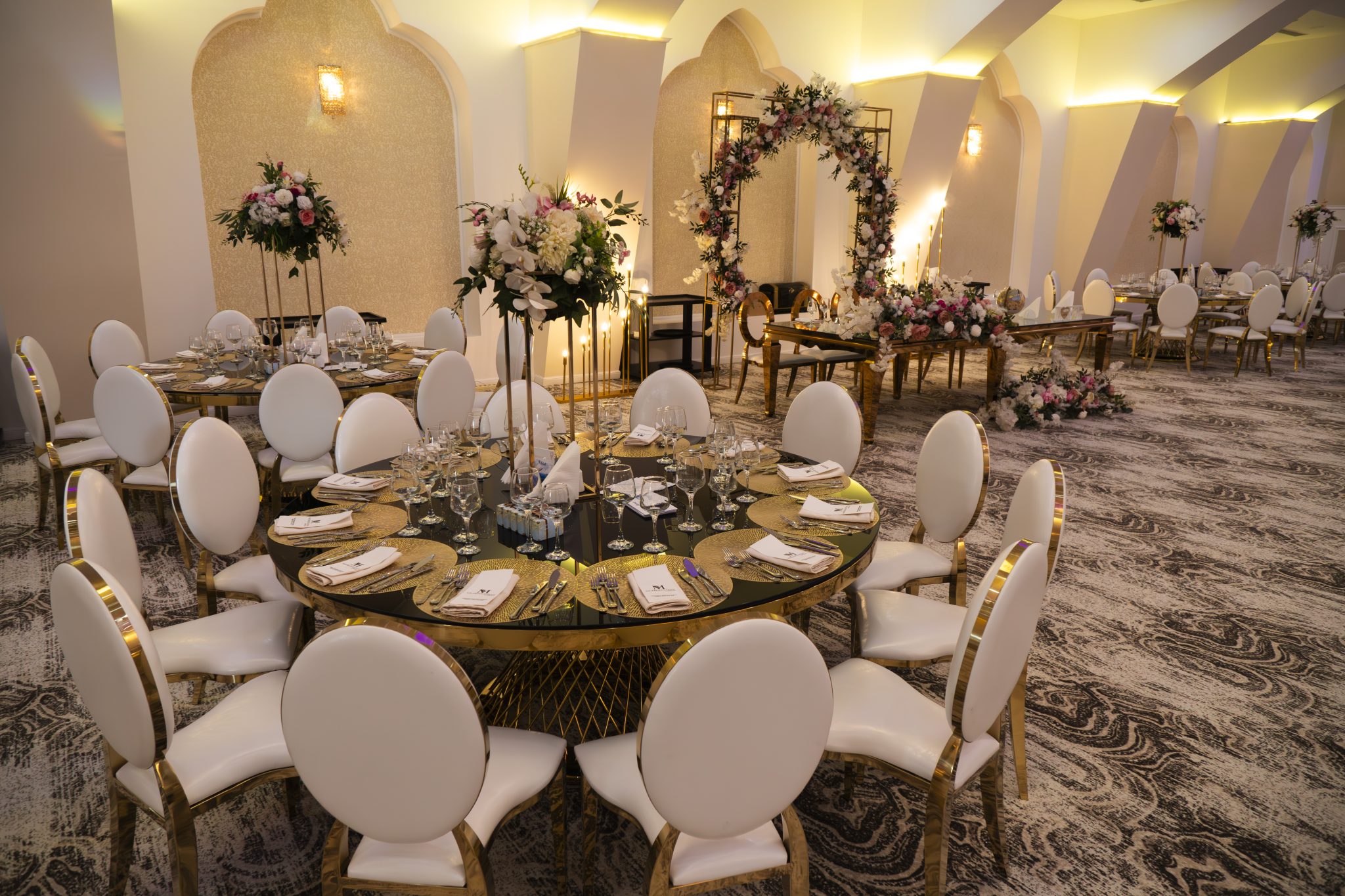 Sală de banchet luxoasă cu decor floral